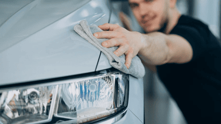 أفضل طرق وتقنيات تلميع شمعات السيارة من الداخل